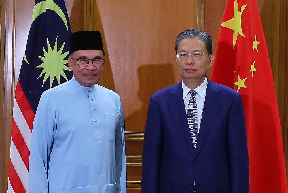 PUTRAJAYA, 19 Mei -- Perdana Menteri Datuk Seri Anwar Ibrahim bergambar bersama Zhao Leji ketika menerima kunjungan hormat Pengerusi Jawatankuasa Tetap Kongres Rakyat Kebangsaan China (NPC) Ke-14 di Perdana Putra hari ini.
--fotoBERNAMA (2023) HAK CIPTA TERPELIHARA *** Local Caption ***