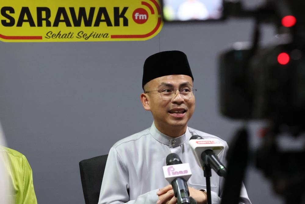 Fahmi menjadi tetamu radio Sarawak.FM selepas sesi Townhall dengan warga KKD Sarawak pada lawatan kerja beliau ke RTM Kuching pada Jumaat. - Foto Bernama