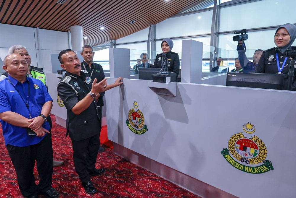 Ruslin melakukan tinjauan di kaunter khas Imigresen di Bangunan Satelit, Lapangan Terbang Antarabangsa Kuala Lumpur (KLIA) Terminal 1 pada Jumaat. - Foto Bernama