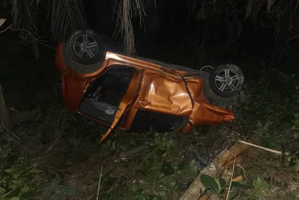 Keadaan kereta yang dinaiki kanak-kanak terbabit bersama ahli keluarganya terbabas ketika melalui Lebuh Raya Bahau-Keratong di Bandar Melati 15, Muadzam Shah awal pagi Sabtu.