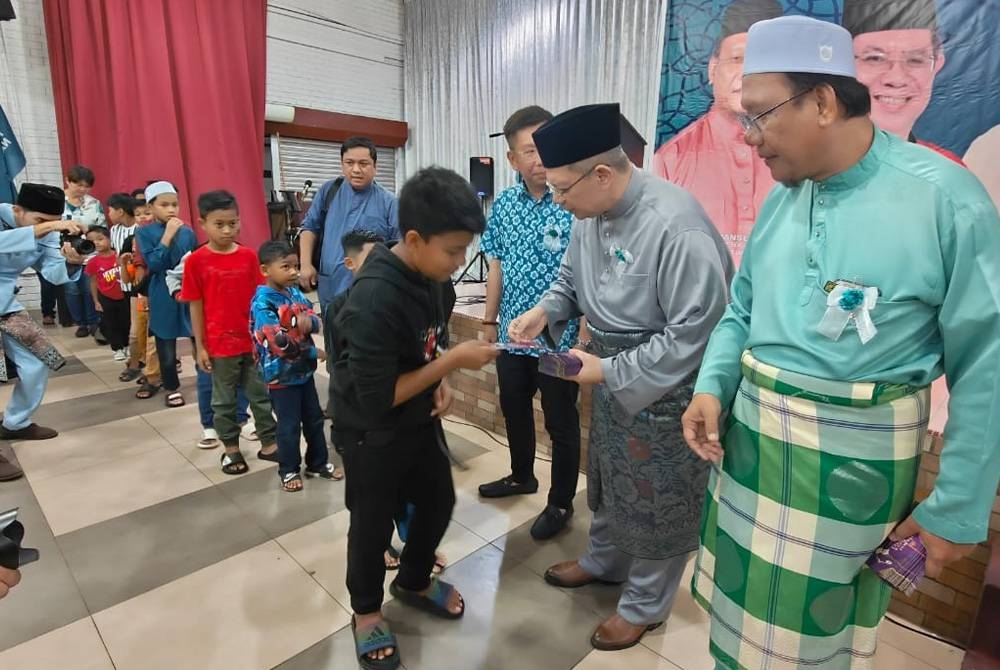 Saifuddin (dua, kanan) pada Jamuan Aidilfitri Keluarga Perikatan Nasional Indera Mahkota di sini, pada malam Jumaat.