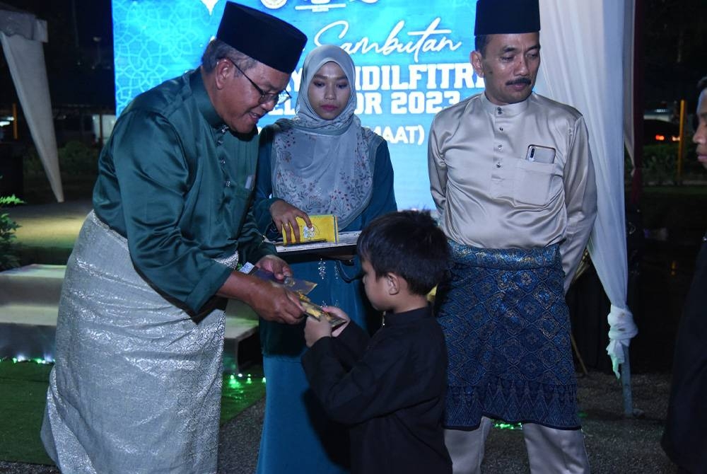 Khairul Khar menyampaikan sumbangan duit raya ketika Majlis Sambutan Hari Raya JPJ Selangor pada Jumaat. - Foto JPJ Selangor