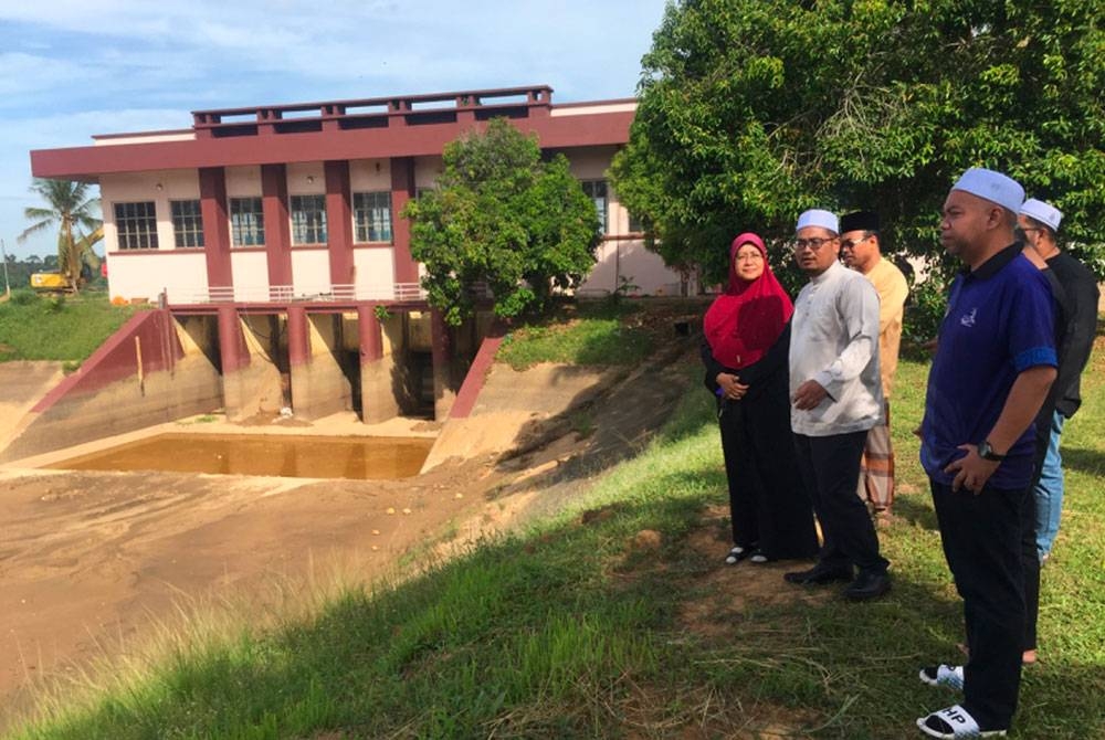 Mohd Faizul (tengah) ketika melawat Stesen Pam Kemubu di Kota Bharu pada Sabtu.