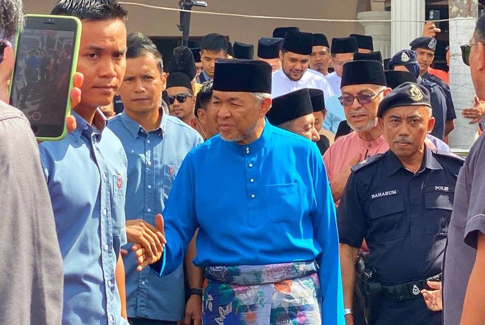 Ahmad Zahid beramah mesra dengan tetamu yang hadir pada Majlis Mesra Aidilfitri Felcra Berhad di Bukit Tiu, Machang Sabtu.