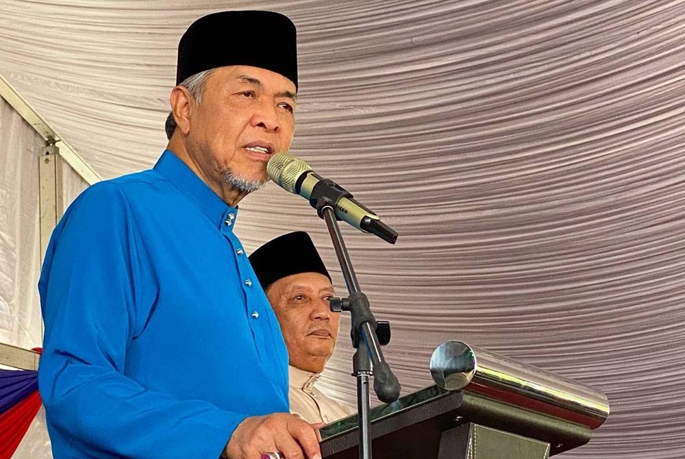 Ahmad Zahid semasa menyampaikan ucapan perasmian di Majlis Mesra Aidilfitri Felcra Berhad di Bukit Tiu, Machang pada Sabtu.