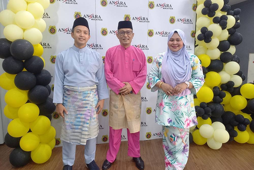 Taufiq (kiri), Mohd Fadzli, (tengah) dan Imelda Maya ketika ditemui pada Majlis Mega Raya Ansara Malaysia pada Sabtu.