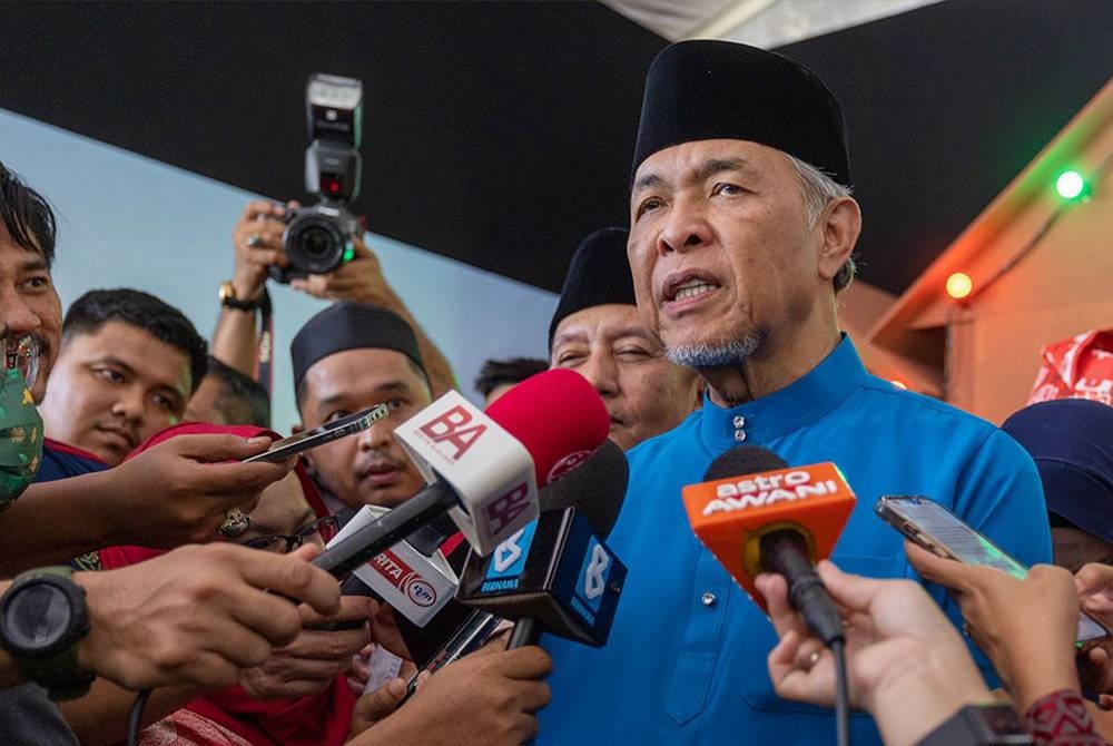 Timbalan Perdana Menteri Datuk Seri Dr Ahmad Zahid Hamidi (kanan) yang juga Menteri Kemajuan Desa dan Wilayah pada sidang media sempena Majlis Sambutan Hari Raya Aidilfitri FELCRA Bhd di Maahad Tahfiz Yaakubiah di Jalan Lama Bandar Machang Kampung Cherang, Bukit Tiu hari ini. - Foto Bernama