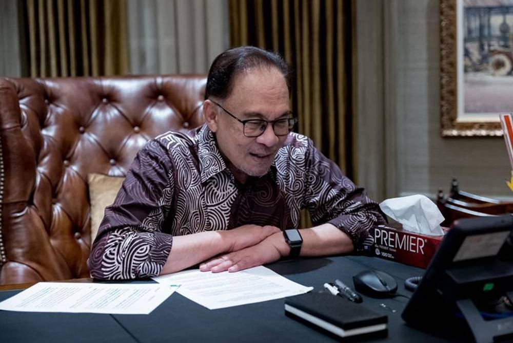 Anwar ketika menerima panggilan telefon daripada John Kerry pada Jumaat. -Foto Facebook Anwar Ibrahim