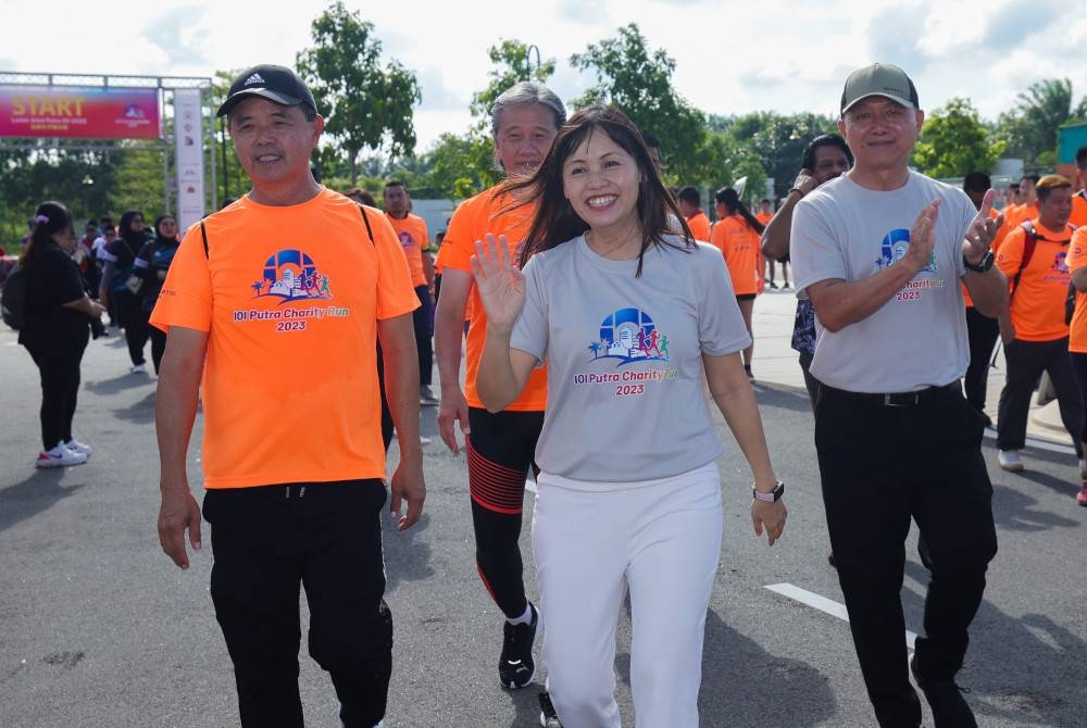 Nie Ching (dua dari kiri) yang juga Ahli Parlimen Kulai hadir pada Majlis Penyampaian Cek Larian Amal Putra 2023 di Galeri Jualan IOI di Kulai hari ini. - Foto Bernama