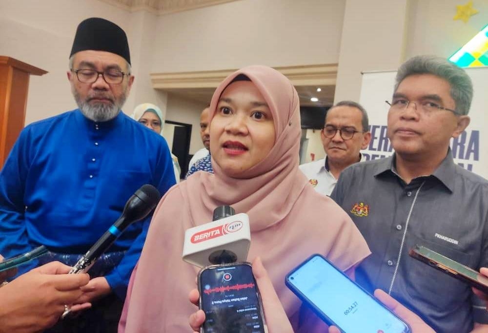 Fadhlina semasa sidang akhbar pada Majlis Jerayawara Pendidikan Madani Peringkat Negeri Kelantan di Kota Bharu pada Sabtu.
