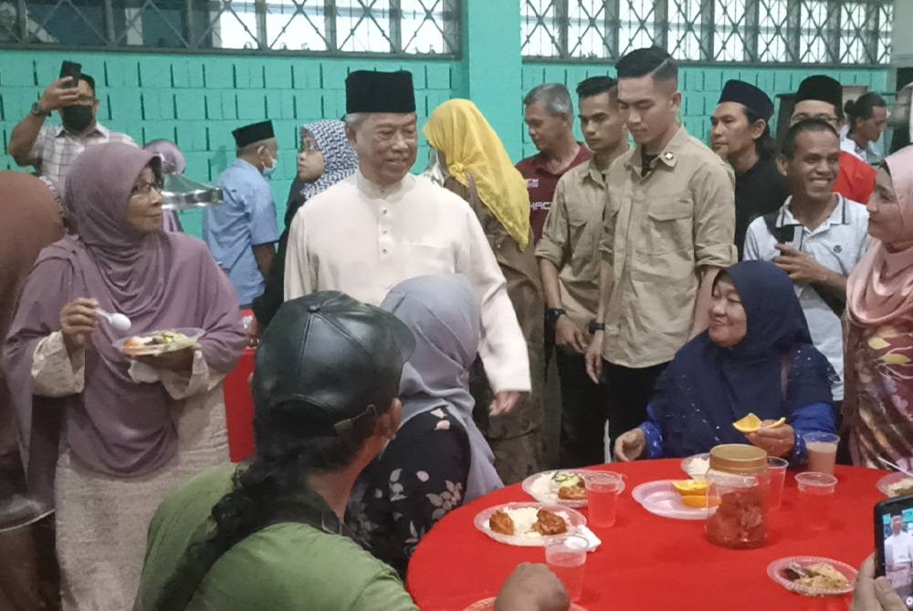 Muhyiddin beramah mesra dengan tetamu yang hadir Majlis
Rumah Terbuka Aidilfitri Parlimen Pagoh dan DUN Bukit Kepong di Kompleks Sukan Pagoh pada Sabtu.