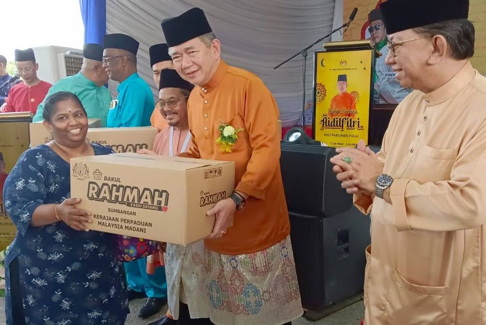 Salahuddin menyampaikan Bakul Rahmah kepada penerima ketika Majlis Rumah Terbuka Aidilfitri Ahli Parlimen Pulai di Taman Uda Utama, Tampoi, Johor Bahru pada Sabtu.