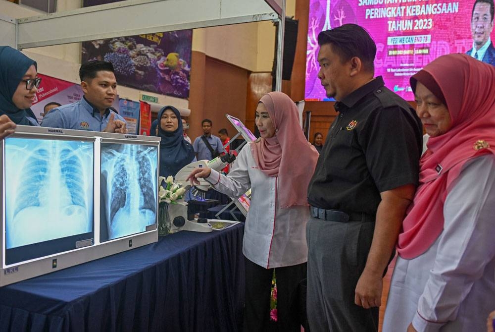 Lukanisman (dua dari kanan) bersama Dr Kasmani (kanan) dan Dr Norhayati (tiga dari kanan) ketika melawat pameran sempena sambutan Hari Tibi Sedunia Peringkat Kebangsaan di Universiti Malaysia Terengganu (UMT), di Kuala Nerus, pada Sabtu.