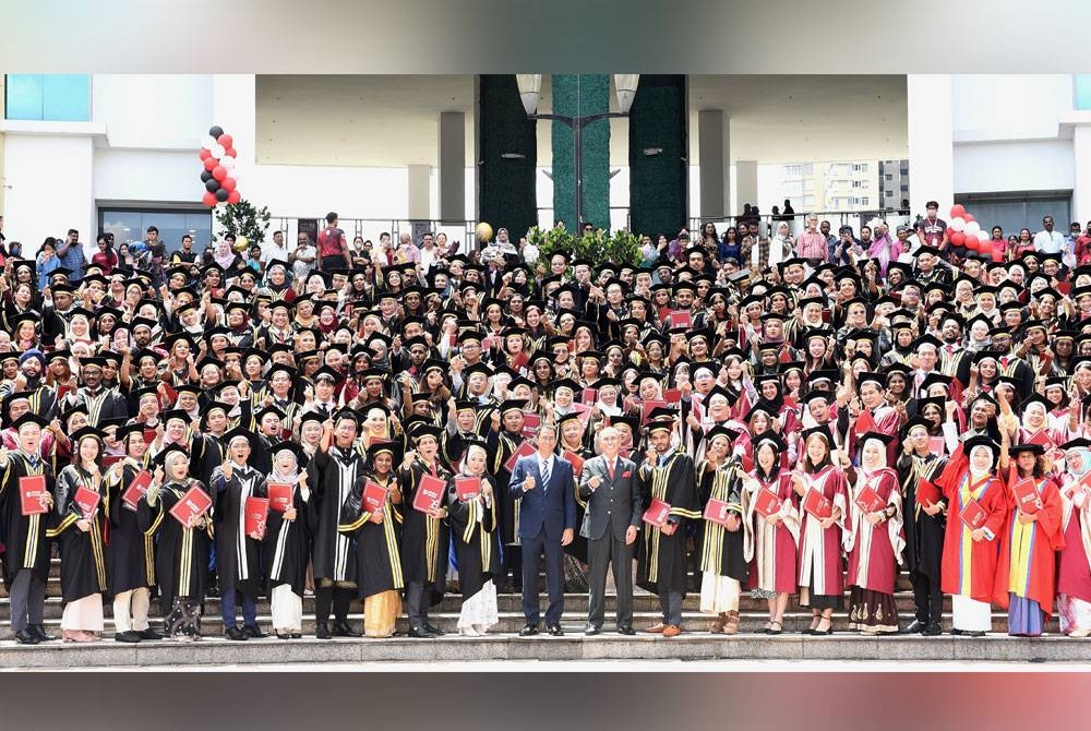 Seramai 1,532 graduan bergambar pada Majlis Konvokesyen MSU ke-31 di Dewan Canselor MSU, Selangor pada Ahad.