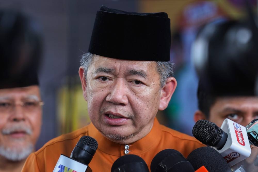 Salahuddin bercakap pada sidang media selepas hadir Majlis Sambutan Rumah Terbuka Hari Raya Aidilfitri Parlimen Pulai di Taman Rekreasi Taman Uda Utama hari ini. - Foto Bernama