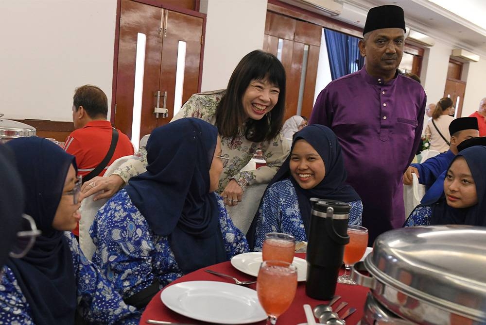 Hui Ying yang juga Ahli Parlimen Tanjong beramah mesra dengan para pelajar pada Majlis Rumah Terbuka Hari Raya Aidilfitri Parlimen Tanjong, pada Sabtu. - Foto Bernama