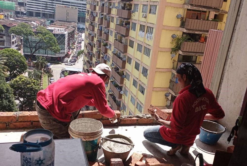 Kontraktor DBKL membaiki dinding tercabut di rumah Nazri.