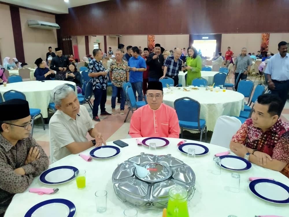 Lih Kang (dua dari kanan) ketika hadir ke Rumah Terbuka Aidilfitri Parlimen Tanjung Malim di Dewan Rajawali, Felda Residence Trolak pada Sabtu.