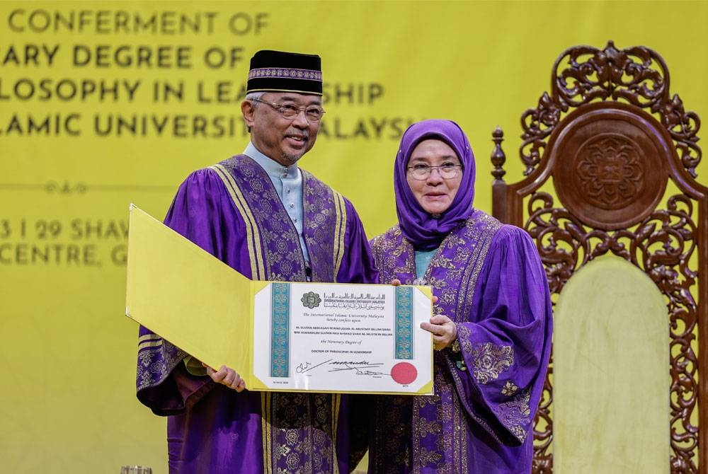 Yang di-Pertuan Agong Al-Sultan Abdullah Ri’ayatuddin Al-Mustafa Billah Shah berkenan menerima Ijazah Kehormat Doktor Falsafah (PhD) Kepimpinan yang dipersembahkan oleh Raja Permaisuri Agong Tunku Azizah Aminah Maimunah Iskandariah selaku Ketua Perlembagaan (Canselor) Universiti Islam Antarabangsa Malaysia (UIAM) pada Istiadat Konvokesyen Ulang Tahun UIAM ke-40, pada Sabtu. - Foto Bernama