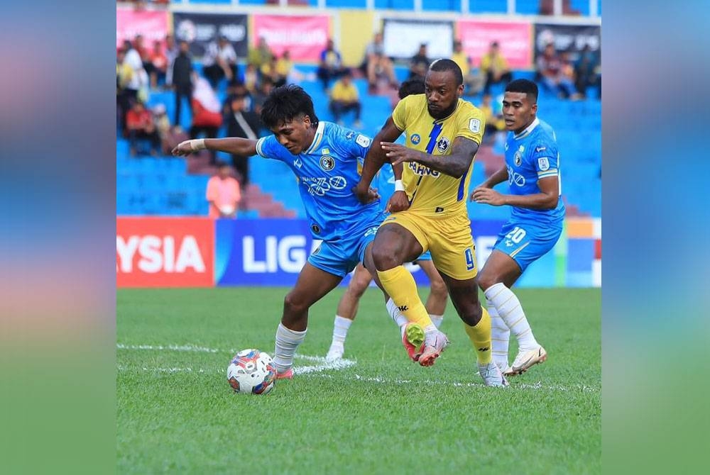 Sherman (kanan) diasak pemain Penang FC dalam aksi Liga Super di Stadium Darul Makmur sebentar tadi. - FOTO: FB SRI PAHANG FC