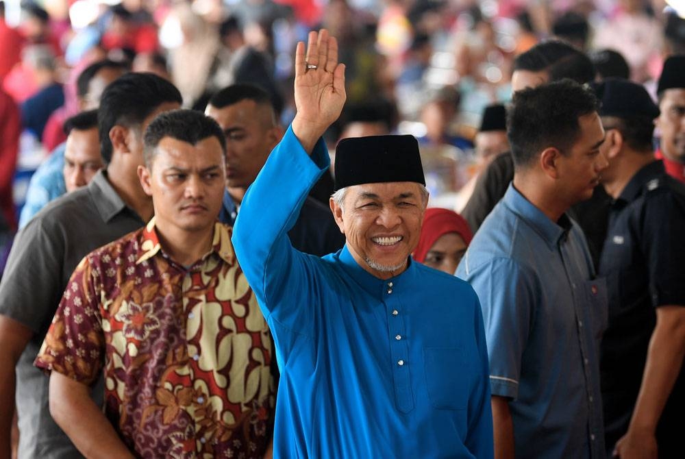 Ahmad Zahid (tengah) melambai tangan ketika tiba pada Majlis Rumah Terbuka Aidilfitri Badan Perhubungan UMNO Negeri Sembilan di Kompleks Sukan Komuniti Felda Jelai 2.- Foto Bernama.