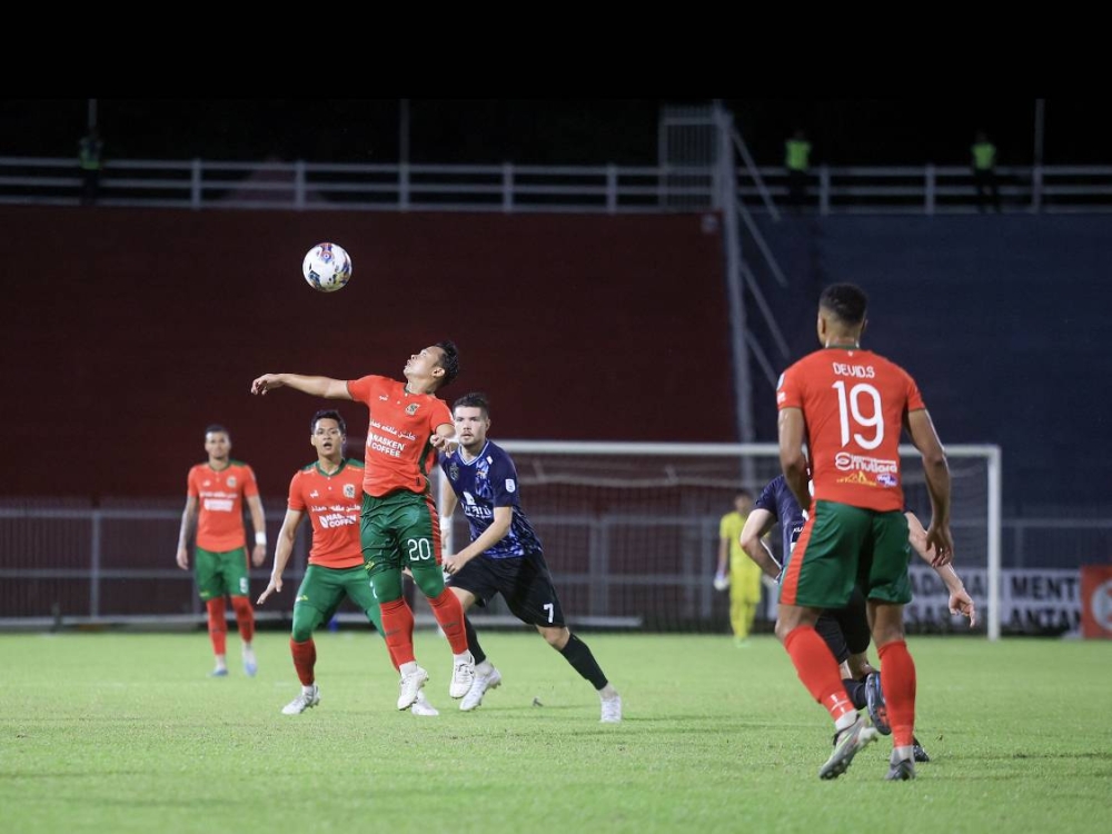 Aksi antara KUFC dan KL City FC di Stadium Sultan Muhammad ke-IV. 