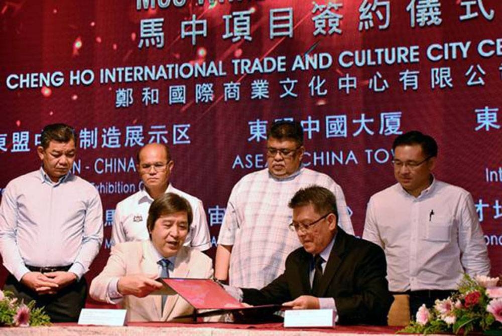 Ab Rauf (belakang dua dari kanan) menyaksikan majlis menandatangani MoU antara Cheng Ho International Trade and Cultural City Centre Sdn Bhd dan China Centre Oversea Joint Development Preparatory Comittee pada majlis di Melaka. - Foto Bernama