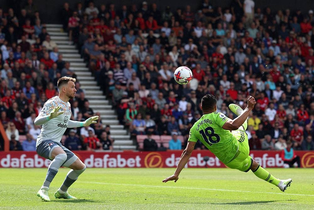 Casemiro (kanan) meledak gol kemenangan ketika membantu United menewaskan Bournemouth 1-0 dalam saingan EPL. -Foto AFP