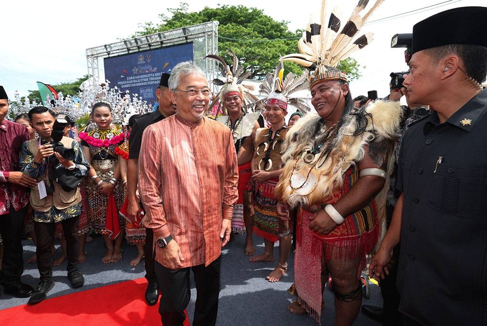 Al-Sultan Abdullah berkenan menyantuni orang ramai berpakaian tradisional pada Majlis Perasmian Sambutan Minggu Perpaduan Peringkat Kebangsaan di Tebingan Sungai Kuching pada Sabtu. - Foto Bernama