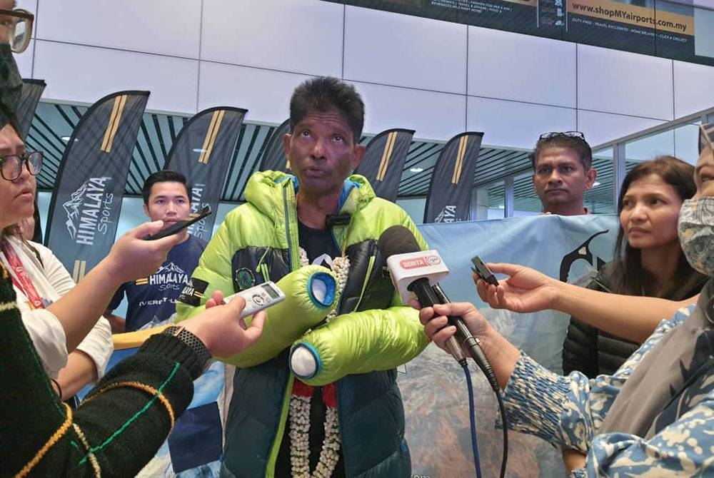 T Ravichandran ditemui pemberita semasa tiba di KLIA selepas menamatkan misi Everest-Lhotse 2023.