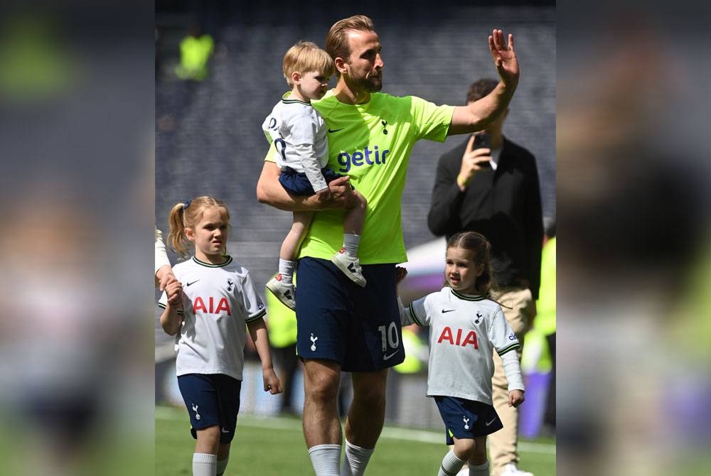 Kane melambai tangan kepada penyokong selepas tamat aksi Spurs menentang Brentford dalam saingan EPL. - Foto EPA.