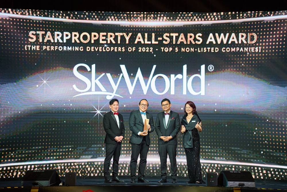 Chee Seng (dua kiri) mewakili SkyWorld menerima anugerah pada malam Anugerah StarProperty 2023.