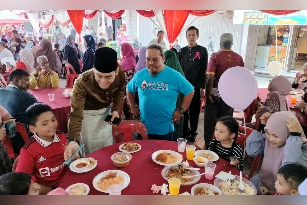 Mohammed Taufiq menyantuni tetamu sempena Majlis Rumah Terbuka Aidilfitri Parlimen Sungai Petani pada Ahad.