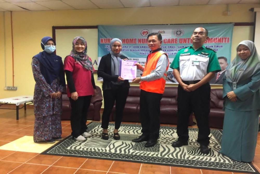 Said (tiga dari kanan) menyampaikan sijil kepada wakil St John Ambulans Kelantan Timur Pasir Puteh,
Shahenoreni Ahmad Shukry (tiga dari kiri).