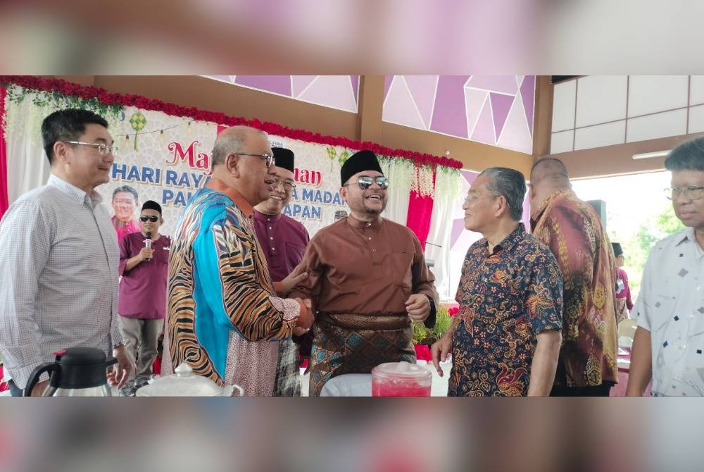 Mujahid (tengah) beramah mesra dengan pimpinan PH dan UMNO Perak yang hadir ke Majlis Jamuan Hari Raya Malaysia Madani PH Perak di Arena Square Parit Buntar, Perak pada Ahad.