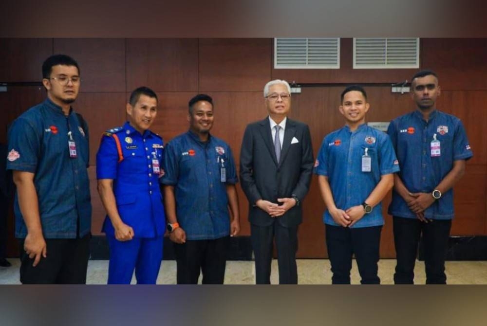 Ismail Sabri berkongsi foto semasa pertemuan beliau dengan pasukan misi Malaysia Everest 2023 di Facebooknya.