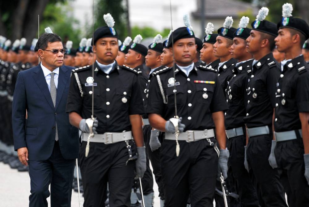 Saifuddin (kiri) memeriksa perbarisan Kawalan Kehormatan pada Majlis Perbarisan Tamat Latihan Kursus Sijil Asas, Tinggi dan Pengurusan Keimigresenan Siri 1 Tahun 2023 di Akademi Imigresen Malaysia, Port Dickson hari ini. - Foto Bernama