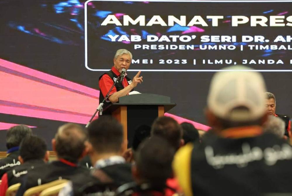 Ahmad Zahid ketika berucap pada Majlis Penutupan Pemukiman Penerangan UMNO Malaysia. - Foto Facebook Ahmad Zahid Hamidi