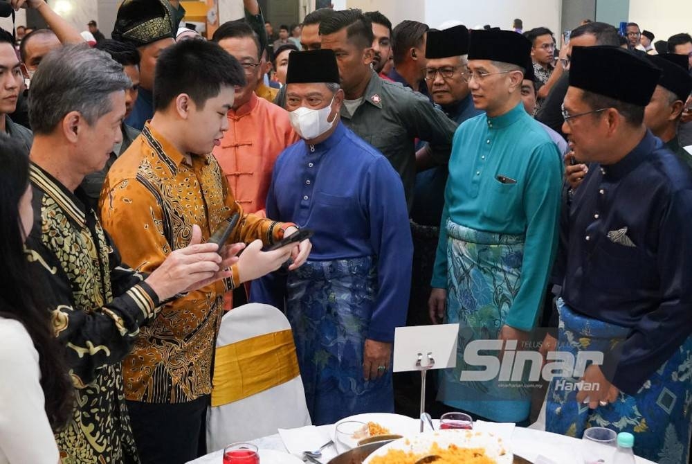 Azmin (dua dari kanan) semasa hadir ke Majlis Rumah Terbuka Aidilfitri Perikatan Nasional yang diadakan di Dewan Raja Muda Musa, Kompleks Belia dan Kebudayaan Selangor pada Ahad. Turut kelihatan, Pengerusi PN, Tan Sri Muhyiddin Yassin. - Foto Sinar Harian/ Rosli Talib