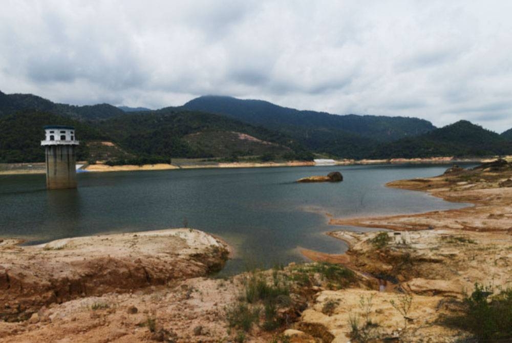 Kapasiti tadahan air di Empangan Teluk Bahang semakin berkurangan berikutan musim kemarau yang melanda negara ketika ini. - Foto Bernama