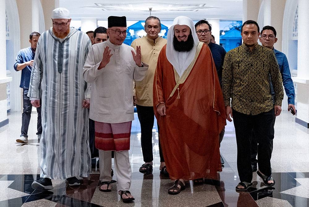 Anwar (dua dari kiri) meraikan Shaykh Mufti Ismail Menk, Shaykh Muhammad Salah dari Huda TV, Amerika Syarikat dan Shaykh Wael Ibrahim dari The Aware Academy, Australia pada Ahad. Foto: FB Anwar Ibrahim