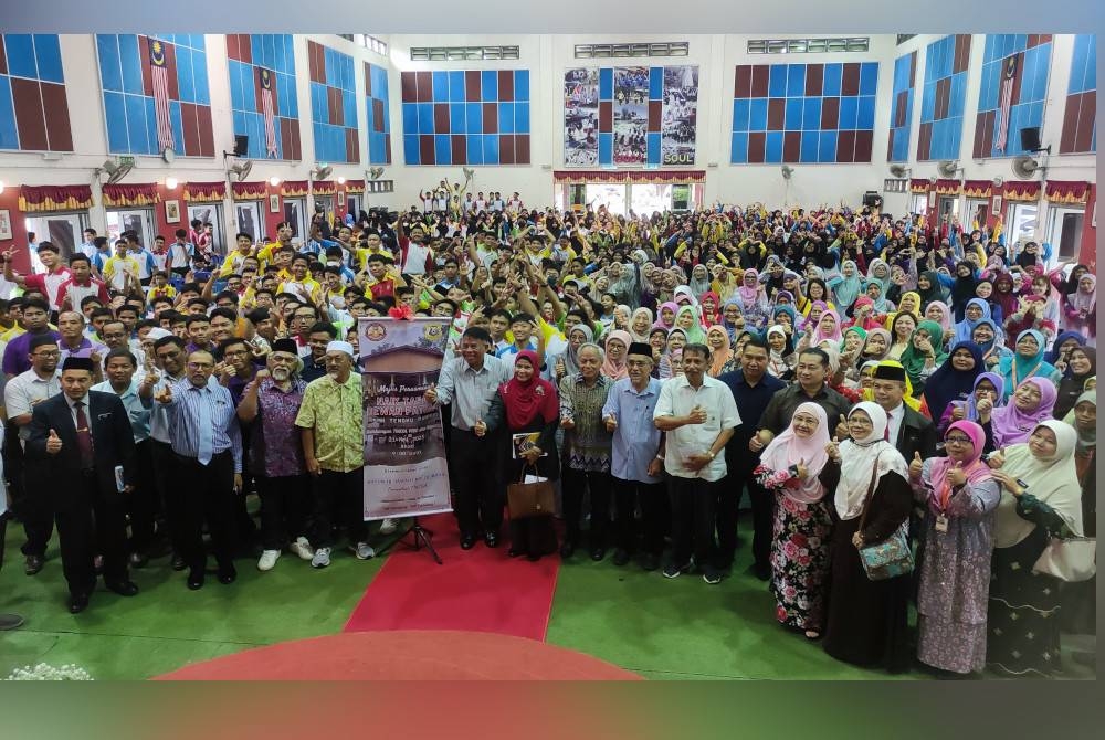 Mohd Nawawi bergambar kenangan bersama tetamu jemputan, guru dan pelajar selepas menyempurnakan Majlis Perasmian Naik Taraf Dewan Fatimah di SMK Tengku Mahmud pada Ahad.