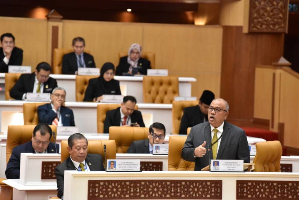 Mohd Zolkafly ketika menjawab soalan tambahan ketika sesi soalan lisan sempena Sidang DUN Perak di sini pada Isnin.FOTO: Urusetia Dewan Negeri Perak.