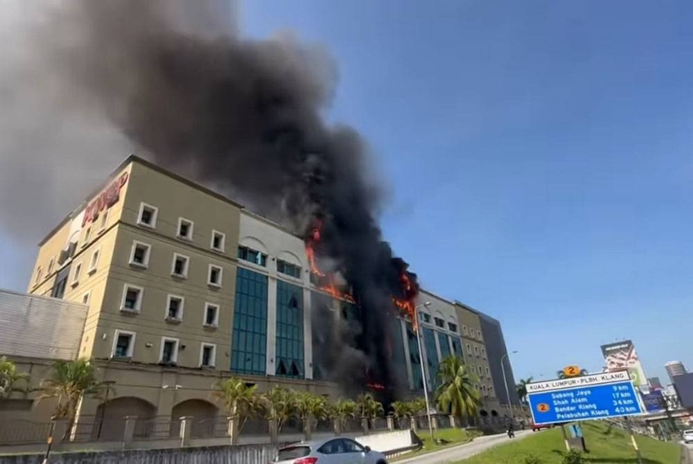 Bangunan KWSP di Jalan Gasing, Petaling Jaya, Selangor terbakar pagi Isnin.