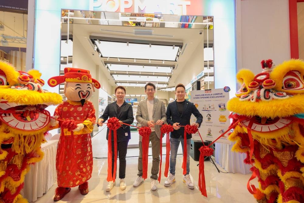 Justin Moon (tengah) bersama Max Tan (kanan) dan Lovell Ho (kiri) memotong riben semasa majlis perasmian pembukaan cawangan baharu POP MART di Pavilion Kuala Lumpur pada Sabtu.