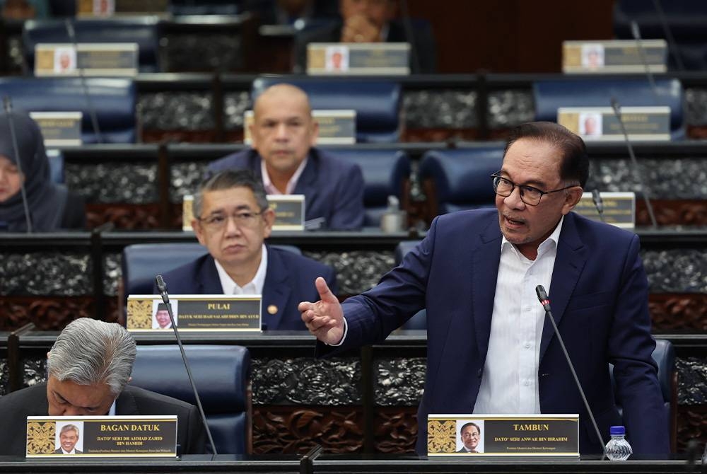 Anwar menjawab soalan pada sesi pertanyaan bagi jawab lisan sempena Persidangan Dewan Rakyat di Bangunan Parlimen pada Isnin. - Foto: Bernama