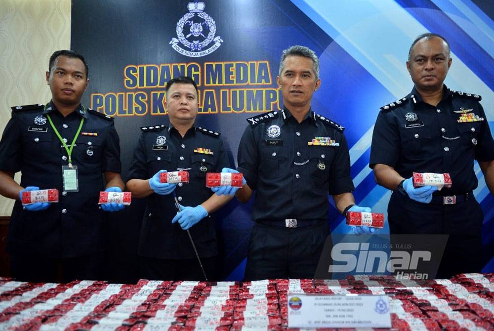 Mohd Shuhaily (dua dari kanan) menunjukkan dadah jenis erimin 5 yang dirampas dalam Ops Snakewood membabitkan penangkapan seorang lelaki warga tempatan di Selayang, Selangor pada 18 Mei lalu. Foto: SINAR HARIAN/ Asril Aswandi Shukor