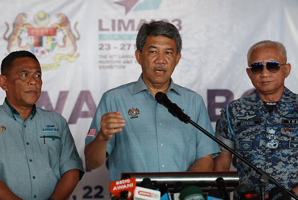 Mohamad mengadakan sidang media selepas melakukan tinjauan bersama media sempena LIMA ‘23 di Resort World Langkawi pada Isnin. - Foto: Bernama