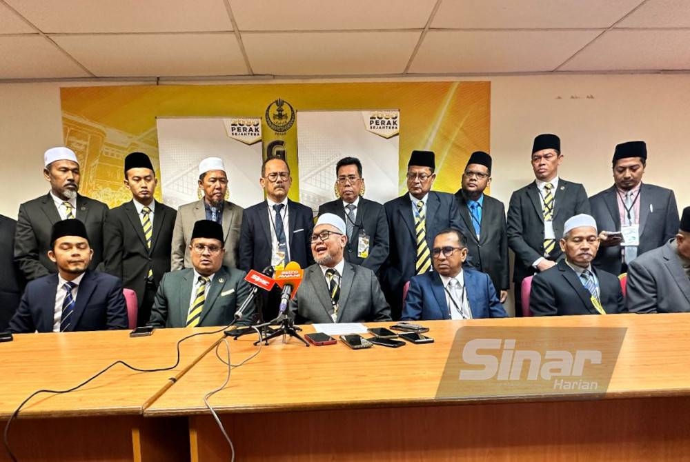 Zainol Fadzi (duduk dua dari kanan) bersama Razman (tengah) ketika sidang akhbar di Bilik Sidang Media Dewan Undangan Negeri (DUN) di sini pada Isnin.