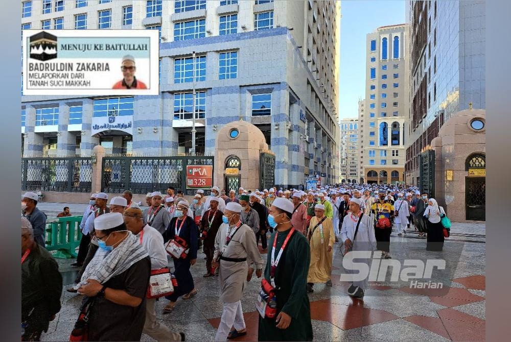 Jemaah haji Malaysia melakukan ziarah ke sekitar Masjid Nabawi.